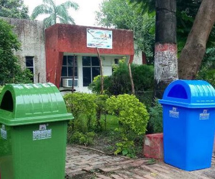 সেই কারণেই আলাদা বর্জ্যের জন্য আলাদা রঙের কোড দেওয়া হয়৷ এর মাধ্যমে, কী রঙের ডাস্টবিনে কী বর্জ্য ফেলা হবে তা মনে রাখা সহজ হয়ে যায়। অতএব, রঙের কোড বরাদ্দ আপনাকে ভুল বিনে আবর্জনা ফেলার ভুল থেকে রক্ষা করে। 