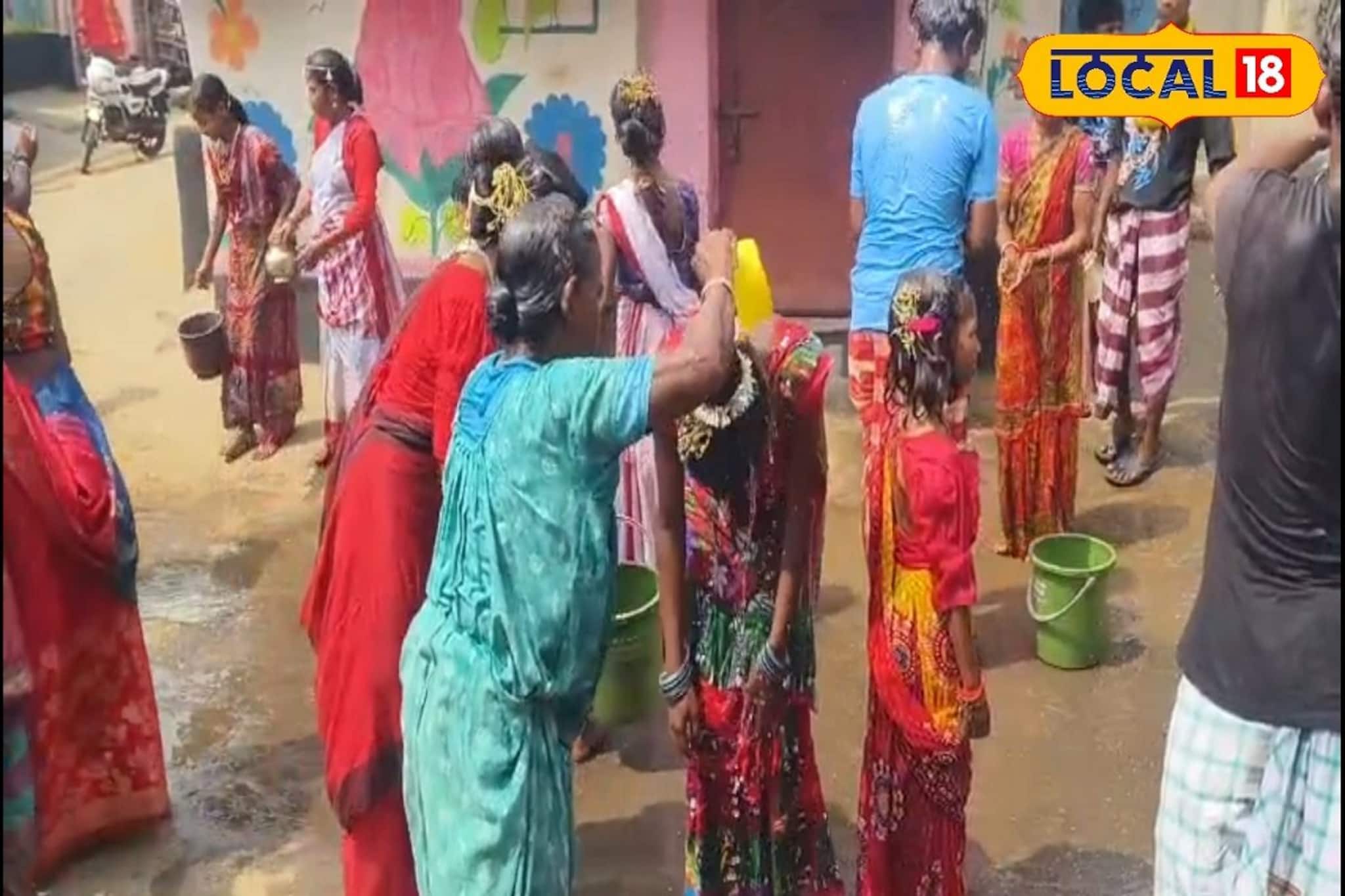 ব্যবহার হয় না রঙ, জল ঢেলে হোলির আনন্দ করেন ওঁরা