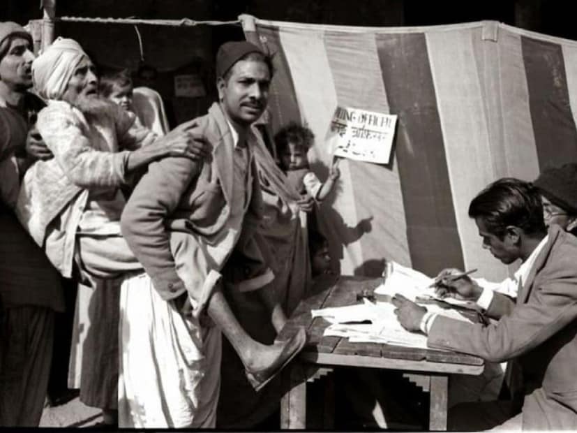 ভোট প্রক্রিয়া স্বচ্ছ করতে ১৯৬২ সালে প্রথমবার এই কালি ভোটারদের আঙুলে লাগানো শুরু হয়৷ যেহেতু এই কালি সহজে মোছে না, তাই একজন ভোটার যাতে দু বার ভোট না দিতে পারেন তা নিশ্চিত করতেই এই ব্যবস্থা করে নির্বাচন কমিশন৷ 