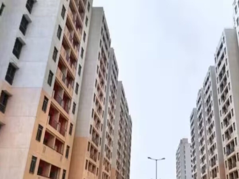 সঠিক স্থান নির্বাচন:অনুপম রাস্তোগি বলেন, এমন একটা জায়গা বাছতে হবে, যা এন্টারটেনমেন্ট এবং কমার্শিয়াল হাবের কাছাকাছি স্থানে রয়েছে। অর্থাৎ পার্ক, হাসপাতাল, স্কুল, সুপারমার্কেটের কাছাকাছি এলাকা বেছে নেওয়া আবশ্যক। আবার ভারতীয় আরবানের সিইও রেসিডেন্সিয়াল অশ্বিন্দর আর সিং বলেন, নিজের চাহিদামতো ২-৩টি স্থান বাছাই করতে হবে। রাস্তা, মেট্রো, রেলপথ - যোগাযোগের মাধ্যমগুলি খতিয়ে দেখতে হবে। আবার অমিত জৈনের বক্তব্য, জায়গার ভাল এবং খারাপ উভয়দিকই খতিয়ে দেখা আবশ্যক।