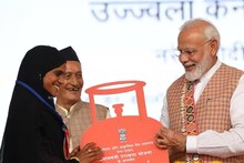 নারী দিবসে মহিলাদের জন্য বড় উপহার মোদির, অনেকটাই দাম কমানো হল LPG গ্যাসের