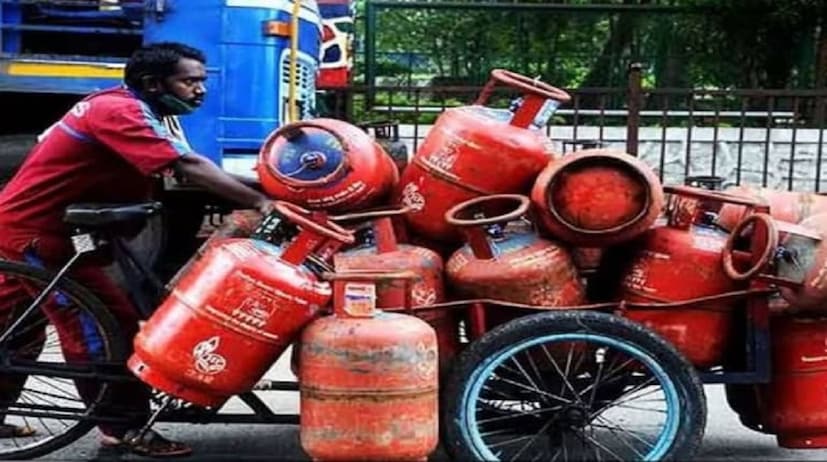 ২০২২ সালে গ্যাস সিলিন্ডার সংক্রান্ত নতুন নিয়ম জারি করেছিল কেন্দ্র সরকার ৷ তাতে বলা হয়েছিল একজন ব্যক্তি নির্ধারিত একটি সংখ্যার ভর্তুকিযুক্ত গ্যাস পাবেন ৷ নির্ধারিত লিমিটের বেশি গ্যাস লাগলে সে ক্ষেত্রে ভর্তুকি পাওয়া যাবে না ৷