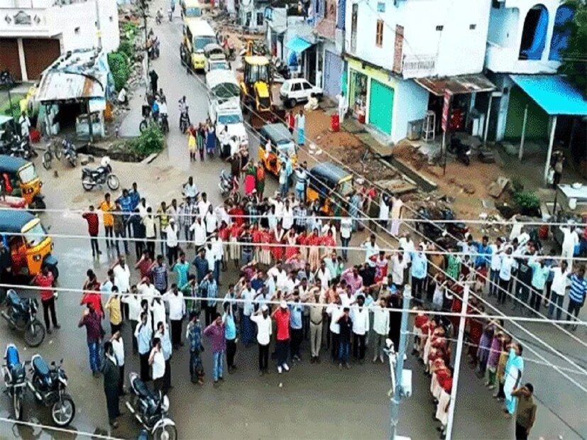 যেখানে প্রতিদিন সকাল আটটায় লাউড স্পিকারের মাধ্যমে জাতীয় সংগীত বাজানো হয়, তখন পুরো শহর ৫২ সেকেন্ডের জন্য স্তব্ধ হয়ে যায়। বাচ্চা থেকে বৃদ্ধ সকলেই এ শহরে জাতীয় সংগীত গান।