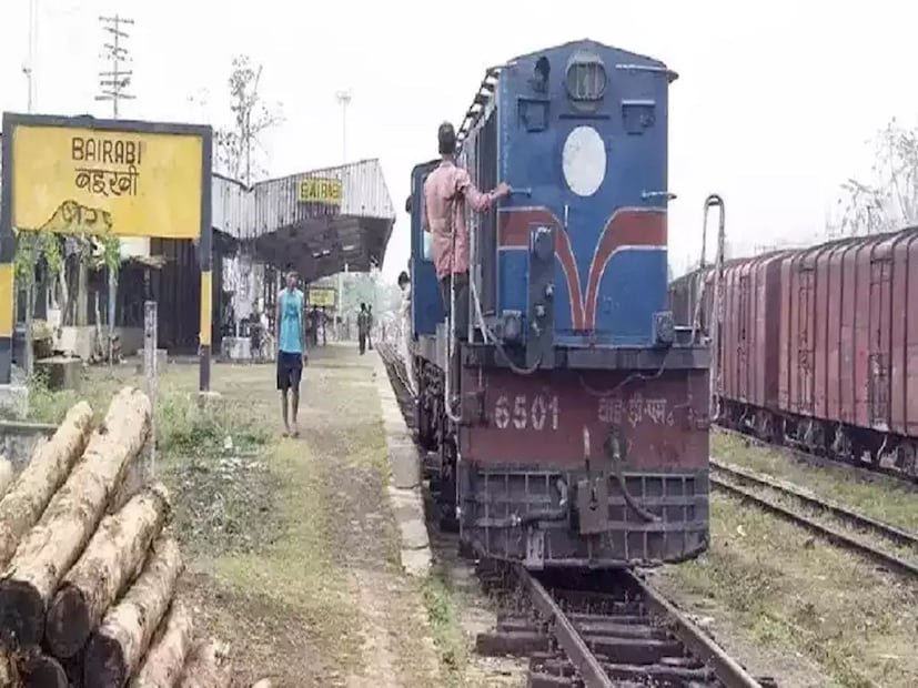 যে কারণে ভারতের মাটিতে ব্রিটিশ আমলে বিছানো রেল ব্যবস্থা আজ ধাপে ধাপে আরও উন্নতির দিকে এগোচ্ছে। ধাপে ধাপে ভারতের ট্র্যাকে নেমেছে বন্দে ভারতের মতো সেমি হাইস্পিড ট্রেন। আগামী দিনে বুলেট ট্রেন দৌড়ানো দেখার অপেক্ষায় রয়েছেন দেশবাসীরা।