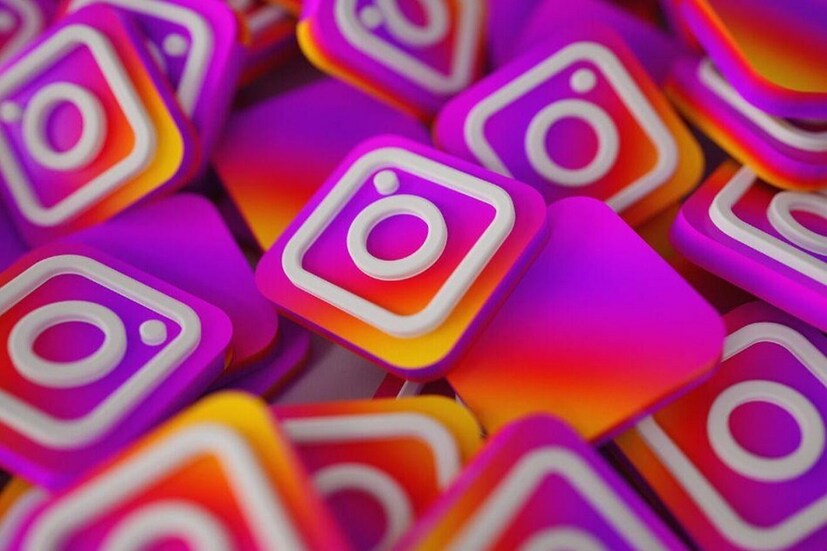 একাধিক Instagram পোস্ট একসঙ্গে ডিলিট বা আর্কাইভ করার পদ্ধতি: প্রথমে মোবাইলে Instagram App খুলতে হবে। স্ক্রিনের নীচে ডানদিকের কোণে আইকন বাটনে ক্লিক করে ঢুকতে হবে প্রোফাইলে।মেনুতে ঢোকার জন্য উপরের ডান দিকে তিনটি বিন্দুতে ক্লিক করতে হবে।এবার ক্লিক করতে হবে ‘ইওর অ্যাক্টিভিটি’ অপশনে।এবার দ্বিতীয় লাইনের ‘ফটো অ্যান্ড ভিডিও’ অপশন বাছতে হবে।সমস্ত পোস্ট দেখার জন্য ক্লিক করতে হবে ‘পোস্ট’ বাটনে।ইউজার যে পোস্টগুলো ডিলিট করতে চান, সেগুলো বাছার জন্য ক্লিক করতে হবে ‘সর্ট অ্যান্ড ফিল্টার’ অপশনে।পোস্ট বাছা হয়ে গেলে উপরের ডান দিকে ‘সিলেক্ট’ অপশনে ক্লিক করতে হবে।এবার প্রয়োজন অনুযায়ী ‘আর্কাইভ’ বা ‘ডিলিট’, ইউজার যেটা চান, সেই অপশনে ক্লিক করলেই হবে।