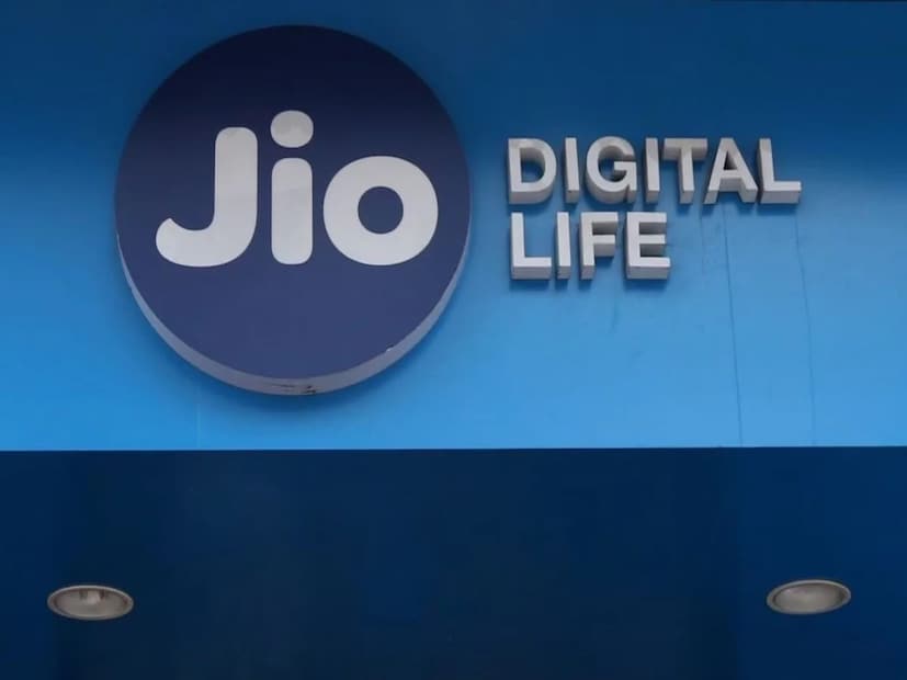 জিও-এর মতে, প্ল্যানটি ৩০ Mbps-এর গতি সীমা-সহ, বাফারিং সমস্যা ছাড়াই স্মুথ স্ট্রিমিং অভিজ্ঞতা নিশ্চিত করবে। এর আসল হাইলাইট হল এতে ১৫টিরও বেশি প্রিমিয়াম ওটিটি সাবস্ক্রিপশন অন্তর্ভুক্ত করা রয়েছে।