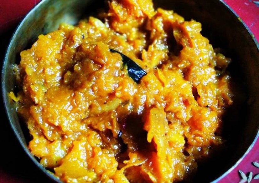 কুমড়োর গ্লাইসেমিক ইনডেক্স ৭৫, যা অনেকটাই বেশি। কাজেই মনে হতেই পারে, ডায়াবেটিক রোগীরা এটি খেতে পারেন না। কিন্তু কুমড়োর কার্বোহাইড্রেট ব্লাড সুগারের উপর খুব কম প্রভাব ফেলে। কুমড়োর গ্লাইসেমিক লোড মাত্র ৩। তাই ডায়াবেটিক রোগীরা কুমড়ো খেতে পারেন। তবে, বেশি পরিমাণে নয়। পরিমিত কুমড়ো খেলে রক্তের শর্করার মাত্রা খুব বেশি হেরফের হওয়ার সম্ভাবনা নেই। 