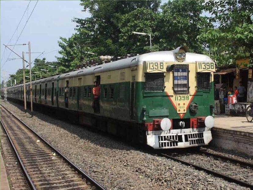 এর ফলে প্রায় ১৪৭টি লোকাল ট্রেনের যাত্রাপথ দমদম এবং দমদম ক্যান্টনমেন্ট স্টেশন পর্যন্ত সংক্ষিপ্ত করা হবে বলে জানিয়েছে রেল কর্তৃপক্ষ৷ ফলে ওই দুটি স্টেশন থেকেই এই ট্রেনগুলি ছাড়বে৷ 