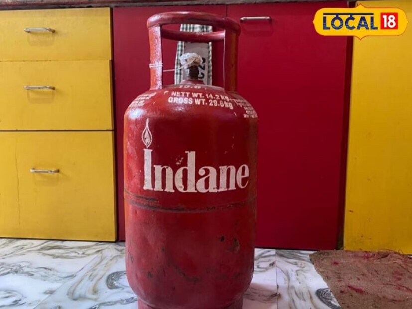 কিন্তু সিলিন্ডারে কতটা গ্যাস আছে তা বুঝতে গিয়ে সমস্যায় পড়েন অনেকেই৷ ফলে হঠাৎ করে গ্যাস শেষ হয়ে গিয়ে সমস্যায় পড়তে হয়৷ 
