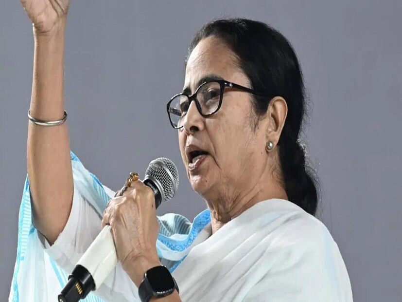 লোকসভা নির্বাচনেও রাজ্যের শাসকদল তৃণমূল কংগ্রেস সেই মহিলা ভোটব্যাঙ্কেই টার্গেট করছে। সেদিক থেকে দেখতে গেলে লক্ষীর ভান্ডারে ভাতা বাড়ানো নিঃসন্দেহে রাজনৈতিকভাবে অনেকটাই গুরুত্বপূর্ণ বলেই মনে করা হচ্ছে।
