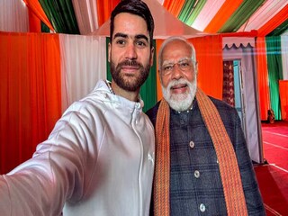 মোদির সঙ্গে কে এই যুবক?