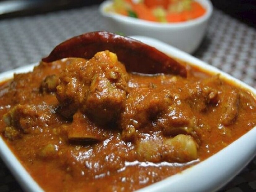 বর্তমানে খাসির মাংস বিক্রি হচ্ছে ৭০০-৮০০ টাকা ছাড়িয়েছে। এত দাম দিয়ে খাসির মাংস কিনে উপযুক্ত রান্নার অভাবে অনেক সময় ঠিকমতো স্বাদ মেলে না। সেই দিক থেকে এই সহজ রেসিপি জানা থাকলে যেমন অতুলনীয় স্বাদ পাওয়া যাবে তেমনি ভিনিগার বা অন্য কোন জিনিস ছাড়া মাংস হবে নরম তুলতুলে।