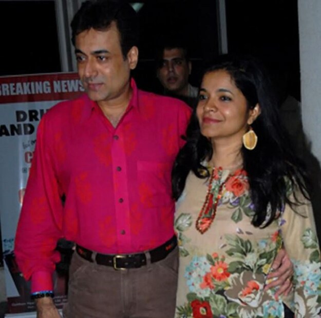 আইএএস অফিসার স্মিতার সঙ্গে দ্বিতীয়বার বিয়ে করেন নীতীশ ভরদ্বাজ। এর আগে ২৭ ডিসেম্বর ১৯৯১-এ মনীষা পাটিলকে বিয়ে করেছিলেন নীতীশ। বিয়ের মাত্র কয়েক বছর পরেই বিতর্কে জড়িয়ে পড়েন নীতীশ। দীর্ঘ বিবাদের পর, ২০০৫ সালে মনিষার সঙ্গে বিবাহবিচ্ছেদ নেন নীতীশ। এরপর ২০০৯ সালে আইএএস অফিসার স্মিতাকে বিয়ে করেন নীতীশ ভরদ্বাজ। কিন্তু তাদের বিয়ের ১০ বছর পর এই সম্পর্কেও সমস্যা তৈরি হয়৷ ২০১৯ সালে এদের অশান্তি আলাদত পর্যন্ত গড়ায়৷ যেখানে তার মামলা বিচারাধীন। এখন নীতীশের অভিযোগের ভিত্তিতে পুলিশ বিষয়টির তদন্ত শুরু করেছে।