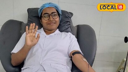 রক্ত দিচ্ছেন অর্পিতা পাল রক্ত দিচ্ছেন অর্পিতা পাল