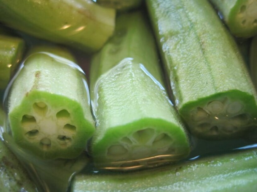 Okra Water: অনেকেই বলেন, সকালে খালিপেটে এই জলটি খেতে পারেন। কিন্তু পুষ্টিবিদ জানাচ্ছেন, দিনের যে কোনও সময় এই জলটি পান করতে পারেন।