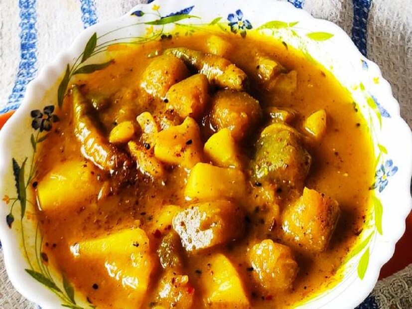 সমস্ত সবজির মধ্যে বেশ সুস্বাদু কুমড়ো। মিষ্টি স্বাদের লোভনীয় এই সবজি থেকে নানা রকমের সুস্বাদু খাবারও তৈরি করা হয়। বিভিন্ন ধরনের তরকারিতে কুমড়ো দেওয়া যায়। এর পাশাপাশি নানা রকম জিভে জল আনা খাবারও কুমড়ো দিয়ে তৈরি হয়। মজার বিষয় হল, এক-এক জায়গায় আবার কুমড়ো এক-এক নামে পরিচিত। এই সবজিকে কুমহড়া, পেঠা, মখনাও বলেও ডাকা হয়ে থাকে। আর সবথেকে বড় কথা হল, কুমড়ো আমাদের স্বাস্থ্যের জন্য অত্যন্ত উপকারী। এখানেই শেষ নয়, আবার সনাতন ধর্মেও কুমড়োর বিশেষ গুরুত্ব রয়েছে। কারণ এর সঙ্গে সম্পর্কিত কিছু পরম্পরা রয়েছে, যা আজকের দিনেও অনুসরণ করা হয়।