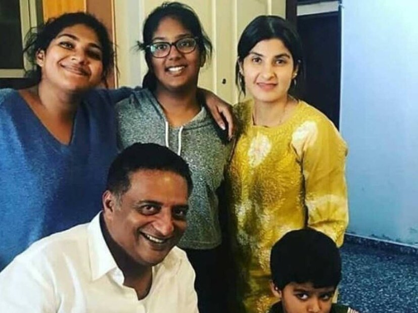 প্রকাশ একবার এক সাক্ষাৎকারে জানিয়েছিলেন, কীভাবে তাঁর কন্যাদের কাছে দ্বিতীয় বিয়ের কথা তোলেন। তিনি বলেছিলেন, ‘‘আমি আমার মতো জীবনযাপন করি এবং তা নিয়ে মিথ্যা বলতে চাই না। তাই মেয়েদের বসিয়ে তাঁদের বুঝিয়েছিলাম কেন আমি ডিভোর্স চাইছি। যদিও লতা চায়নি।’’