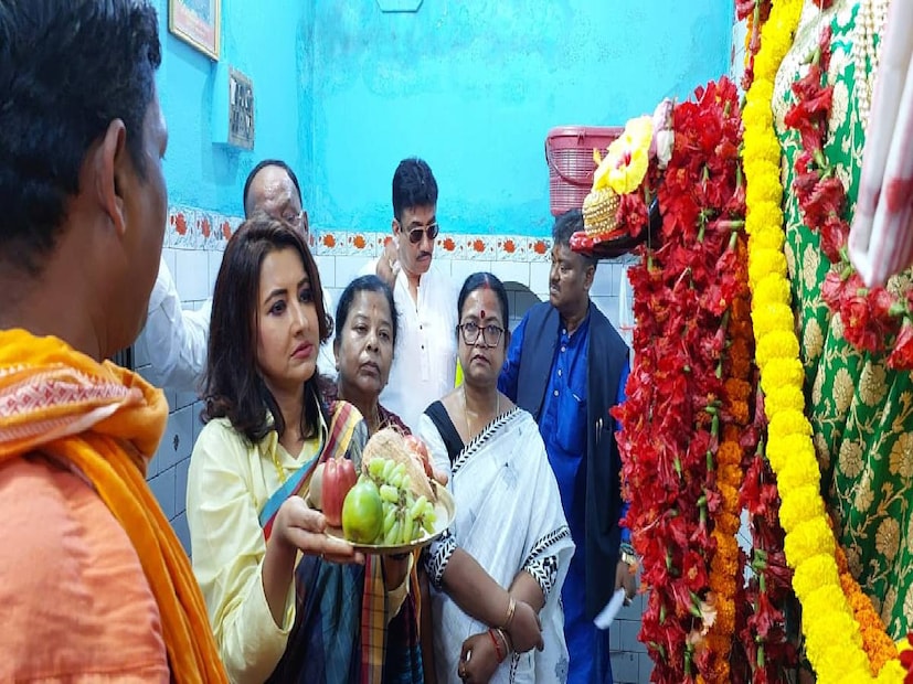 প্রাক্তন অভিনেত্রী লকেট চট্টোপাধ্যায়ের সঙ্গে টক্কর হবে তাঁর। একই কেন্দ্রে বিজেপি-র হয়ে ভোটে দাঁড়িয়েছেন লকেট। রচনার মতে, লকেট বিরূপ মন্তব্য করলেও তিনি কারও সম্পর্কে বাজে মন্তব্য করতে চান না।