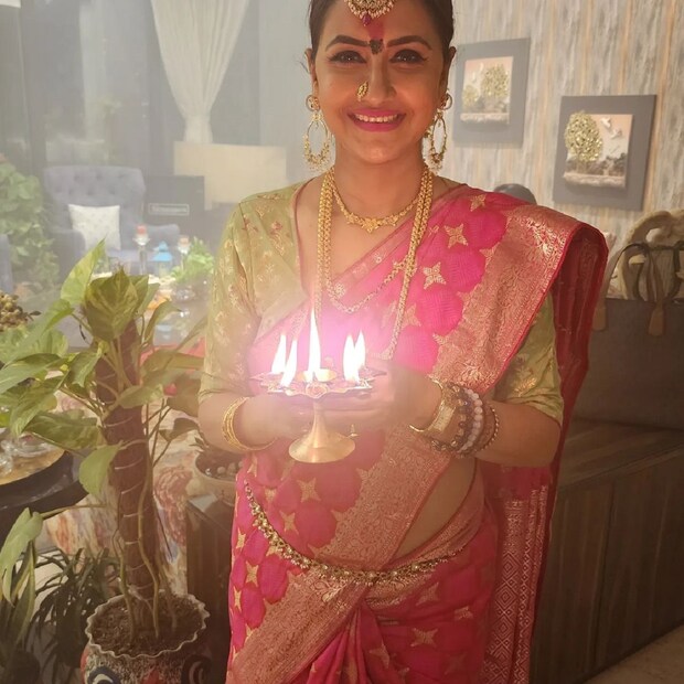 কেরিয়ার শুরু হয়েছিল মডেলিং থেকে৷ মিস ইন্ডিয়ার দৌড়ে ছিলেন তিনি৷ সেখান থেকেই পরিচালক সুখেন দাস তাঁকে টলিউডে নিয়ে আসেন৷ ঝুমঝুম বন্দ্যোপাধ্যায় থেকে নাম পাল্টে হয়ে যায় রচনা বন্দ্যোপাধ্যায়৷