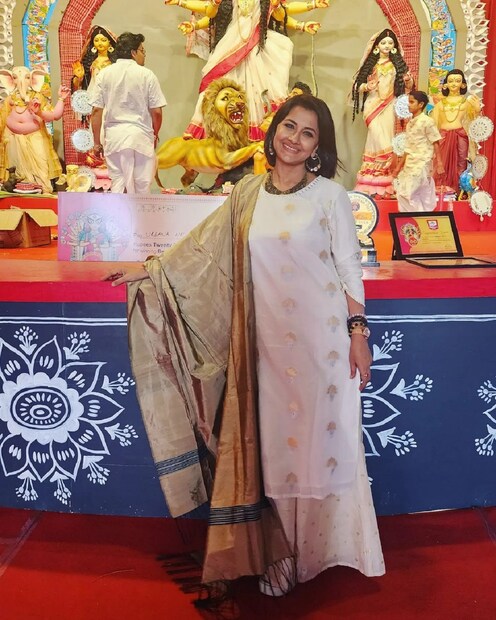 মারাত্মক সুপারহিট এই শো৷ দিদি নম্বর ১-র সঙ্গে ওতোপ্রোতভাবে জুড়ে গিয়েছেন অভিনেত্রীর নাম৷ টানা ১৪ বছর চলছে এই শো যার টিআরপি সবসময় উর্দ্ধগামী৷ শোয়ের ভাবনা চিন্তা তো বটেই, সঙ্গে সঞ্চালক রচনা অন্যতম ইউএসপি!