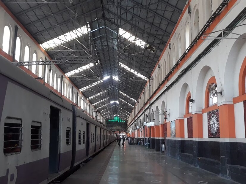 ভারতের দ্বিতীয় বেশি প্ল্যাটফর্ম থাকা স্টেশনটিও এই বাংলাতেই। সেই স্টেশনের নাম শিয়ালদহ স্টেশন। সেখানে রয়েছে ২১টি প্ল্যাটফর্ম। হাওড়ার চেয়ে ২টি কম। এই তালিকার তৃতীয় স্থানে রয়েছে মুম্বইয়ের ছত্রপতি শিবাজি মহারাজ টার্মিনাস। 