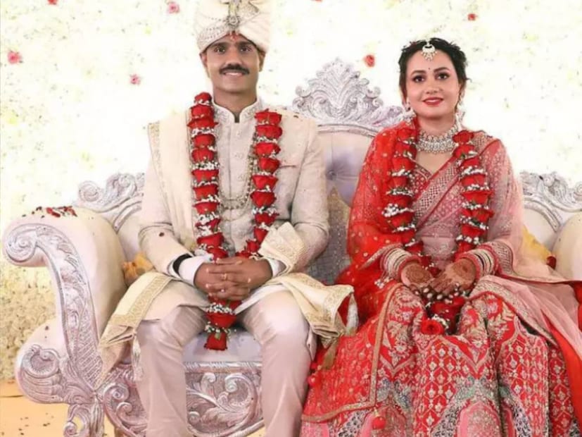 *রিয়ার স্বামী আইপিএস মণীশ কুমার। এই দম্পতি এখন অনেকেরই অনুপ্রেরণা। তবে অনেকের মনেই প্রশ্ন জাগে, এই দুই সরকারি অফিসারের পদের বেতন কত? অথবা রিয়া কি মণীশের থেকে বেশি উপার্জন করেন নাকি কম?