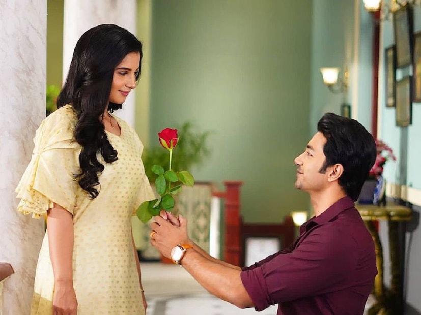 গত পাঁচ মাস ধরে স্টার জলসায় ‘তুমি আশেপাশে থাকলে’ সিরিয়ালে অভিনয় করছেন দু’জনে। দেব-পারোর প্রেমকাহিনি ইতিমধ্যেই দর্শকের মন ছুঁয়েছে। কিন্তু সেই প্রেমকাহিনি কিন্তু আর কেবল পর্দার মধ্যে সীমাবদ্ধ নেই।