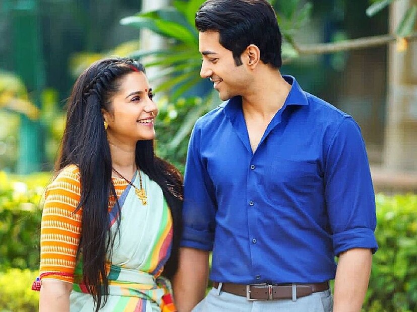 আর নতুন এই ধারাবাহিকে কাজ করতে গিয়ে প্রতিদিন ১৪ ঘণ্টা একসঙ্গে কাটান তাঁরা। ফলে ধীরে ধীরে গভীর হয়েছে বন্ধুত্ব। আলাদা করে ‘প্রেম’ বা ‘ভালবাসা’র তকমা না দিয়ে ‘কম্প্যানিয়ন’ বা ‘সঙ্গী’ বলতে বেশি স্বচ্ছন্দ অঙ্গনা।