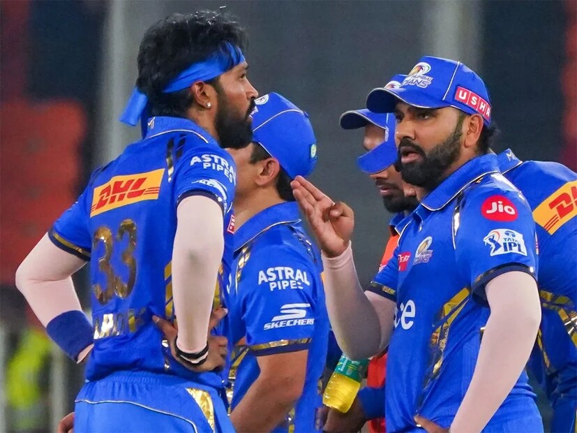 মারপিটের গুঁতোয় দু'জনেই পড়ে যান। ততক্ষণে আশপাশে থাকা কয়েকজন যে যাঁর মতো কিল-ঘুষি চালাতে শুরু করে দেন। সেই ভাইরাল ভিডিয়ো দেখিয়ে নিজেকে ভারতীয় অধিনায়ক রোহিতের ফ্যান হিসেবে দাবি করা এক নেটিজেন বলেন যে 'গতকালের ম্যাচে হার্দিক পান্ডিয়ার এক অনুরাগীকে মেরেছেন রোহিত শর্মার ভক্তরা।' 