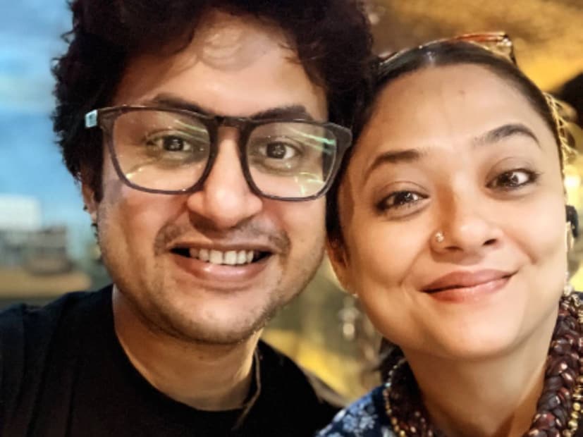 Rupanjana Mitra Second Marriage: পাঁচ বছরের এই সম্পর্কের ফসল, তিন জনের একটি ছোট্ট মিষ্টি পরিবার। এবার সেই পরিবারকে আইনের চোখে স্বীকৃতি দিতে ময়দানে নামলেন বর-কনে।