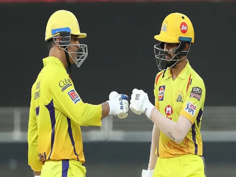 এবারের আইপিএলে চেন্নাই সুপার কিংসের অধিনায়কত্ব করবেন না মহেন্দ্র সিং ধোনি। তাঁর পরিবর্তে সিএসকের নয়া অধিনায়ক হলেন রুতুরাজ গায়কোয়াড়। তাও চেন্নাইয়ের তরফে প্রাথমিকভাবে সেই ঘোষণাটা করা হয়নি। বরং বৃহস্পতিবার চেন্নাইয়ে আইপিএলের ট্রফি নিয়ে ১০টি দলের ফোটোশ্যুটের পরই বিষয়টি প্রকাশ্যে আসে। 