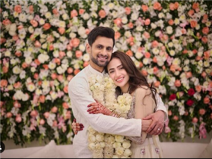 কিন্তু মানুষ যখন প্রেমে থাকে তখন কে কী বলল কে মাথা ঘামায়৷ তাই আয়েশা সিদ্দিক, তারপর সানিয়া মির্জা হয়ে ২০ জানুয়ারি থেকে সানা জাভেদের ‘শওহর’ হয়েছিলেন৷ শোয়েব মালিক৷