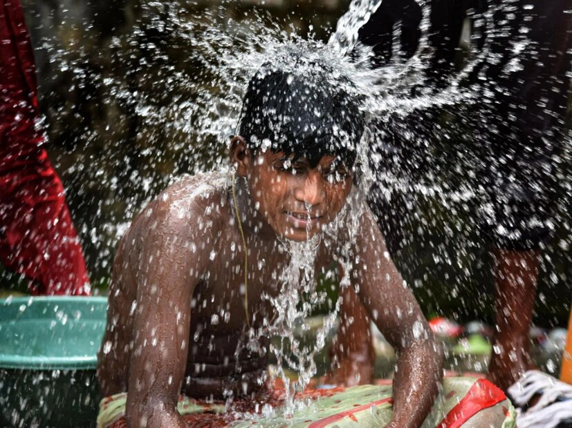 আবহাওয়া দফতর জানিয়েছে, আপাতত কলকাতা-সহ দক্ষিণবঙ্গের জেলাগুলিতে তাপমাত্রার খুব একটা হেরফের হবে না। উত্তরবঙ্গের জেলাগুলিতেও তাপমাত্রার খুব একটা হেরফের হবে না।