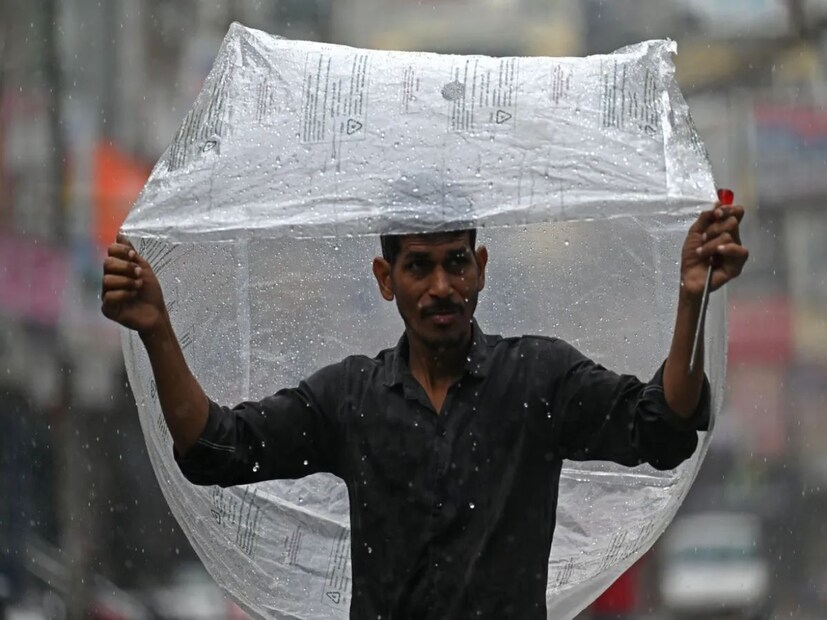 কোথায় কোথায় বৃষ্টি হয়েছে:গত ২৪ ঘণ্টায়, উত্তরাখন্ড, হিমাচল প্রদেশ, জম্মু ও কাশ্মীর এবং লাদাখের কিছু জায়গায় হালকা থেকে মাঝারি বৃষ্টি এবং তুষারপাত হয়েছে। এই সময়ের মধ্যে, পঞ্জাব, হরিয়ানা, চণ্ডীগড়, দিল্লির বিচ্ছিন্ন জায়গায় হালকা থেকে মাঝারি বৃষ্টিপাত দেখা গিয়েছে।