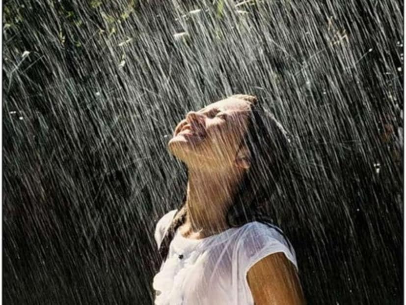উত্তরবঙ্গের উপরের দিকের পাঁচ জেলাতে ভারী বৃষ্টি চলবে। তবে বৃষ্টির পরিমাণ ও তীব্রতা কমবে। শনিবার ও রবিবার ওয়াইড স্প্রেইড রেইন মালদহ ও দুই দিনাজপুরে।