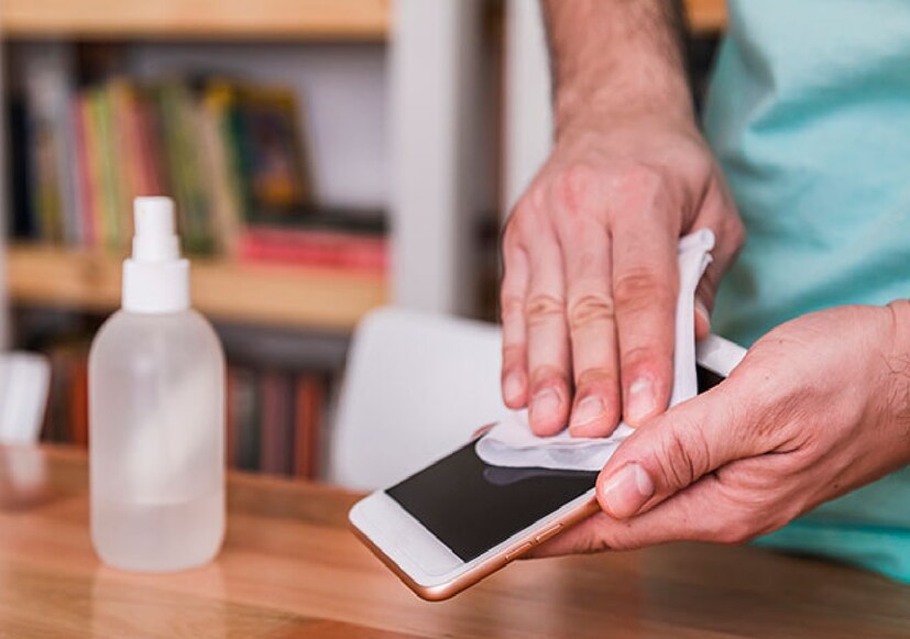 Clean Phone Speaker: একটি স্টিকি টেপ আপনার কাজ সহজ করে দিতে পারে। ফোনের স্পিকার গ্রিল থেকে পৃষ্ঠের ধুলো এবং ময়লা অপসারণের একটি দুর্দান্ত উপায়। 