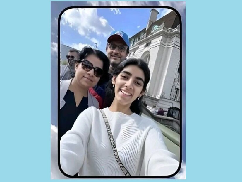 তিনি প্রথমে সানাকে কোলে নিতে গেলে আগে খাটে উঠে বসতেন তারপর সেখানে বসে খুদে সানাকে কোলে নিতেন৷ Photo- File