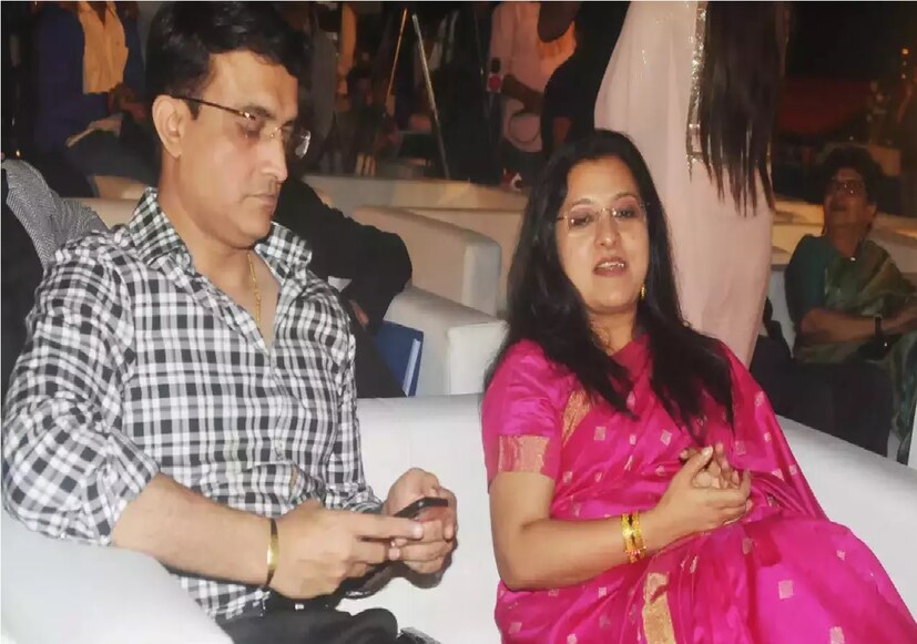 সৌরভের স্ত্রী ডোনার ভূমিকায় কে অভিনয় করবেন, সেটাও এখনও জানা যায়নি। আবার সৌরভের মা নিরূপা দেবী ও বাবা চণ্ডী গঙ্গোপাধ্যায় হিসেবে কোন অভিনেতাদের দেখা যাবে, সে বিষয়েও পাকা খবর নেই।