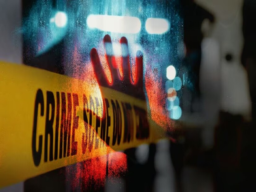 একটা-দু’টো নয়, ছ’মাসে তেরোটা খুন করেছিল সেই ‘অদৃশ্য’ খুনি! অদৃশ্যই, কেননা কেউ তাকে দেখেনি। কলকাতার পথেঘাটে কত মানুষের বাস। কিন্তু কেউ কোনও খোঁজ দিতে পারেনি স্টোনম্যানের। যেন অন্ধকার কুঁদে নিজের শরীর গড়ে সে ঘুরে বেড়াত শহরের পথেঘাটে। ফলে তার খুনগুলো সত্যি হওয়া সত্ত্বেও সে হয়ে উঠল এক অলীক অস্তিত্ব! 