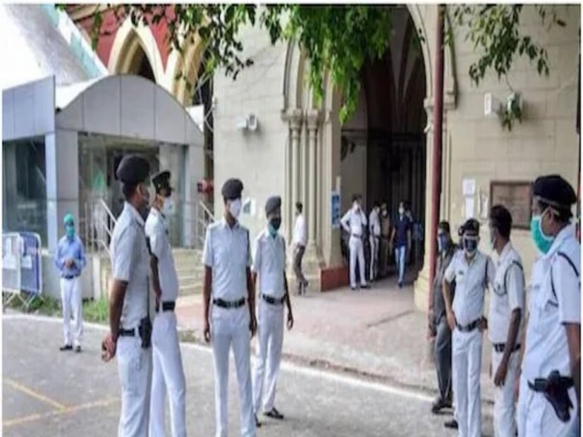 একের পর এক মানুষকে পাথর দিয়ে মুখ থেঁতলে খুন করত সে। আর তারপর কী এক মন্তরে হাওয়া হয়ে যেত শহরের ফিনফিনে হাওয়ার ভিতরে। কেউ তার নাগাল পায়নি।