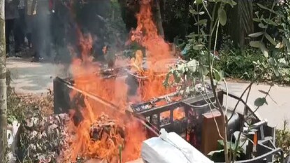 টোটোয় আগুন ধরিয়ে দেয় ক্ষুব্ধ জনতা৷ টোটোয় আগুন ধরিয়ে দেয় ক্ষুব্ধ জনতা৷