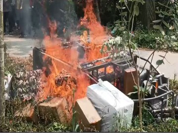 টোটোয় আগুন ধরিয়ে দেয় ক্ষুব্ধ জনতা৷ 