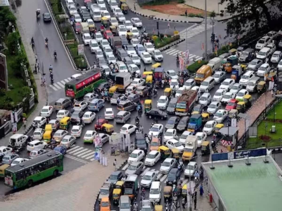 World's Longest Traffic Jam: যানবাহনের জটে থমকে যায় গোটা শহর কলকাতা। হাতে তাই বাড়তি সময় নিয়ে বেরতে হয়। তবে যানজটের নিরিখে এই দেশের একাধিক শহরের কাছে কলকাতা যেন শিশু।