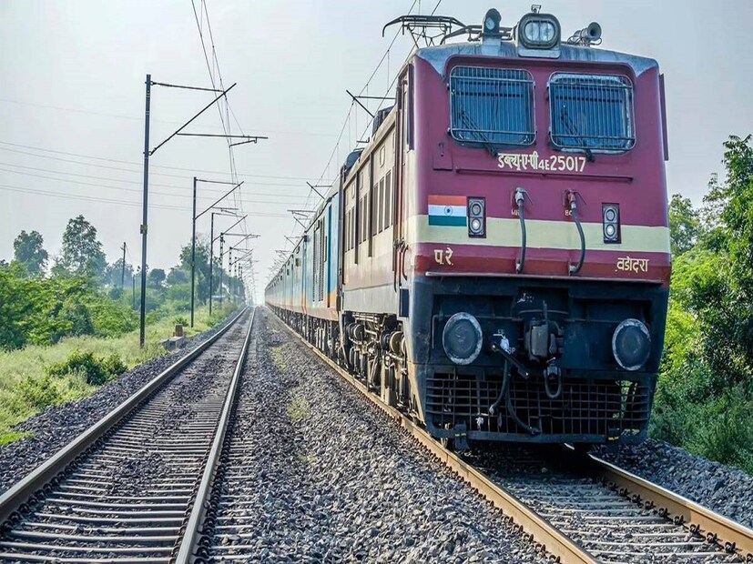 মনে করা হচ্ছে ভোটের দিনক্ষণ ঘোষণার পরিপ্রেক্ষিতে যেহেতু মডেল কোড অফ কন্ডাক্ট চালু হয়ে যায়, তাই নতুন ঘোষণা করা যাবে না। এরই পরিপ্রেক্ষিতে এদিন তড়িঘড়ি ট্রেনটির ঘোষণা করা হয়েছে। ট্রেনটি ভোট চলাকালীন অথবা ভোটের পরেই চালু হয়ে যাবে।