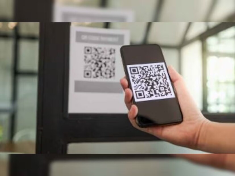 Google Pay-তে UPI আইডি পরিবর্তন করার উপায় -স্টেপ ১ - নিজেদের ফোনে Google Pay অ্যাপ ওপেন করতে হবে।

স্টেপ ২ - নিজেদের প্রোফাইলে নেভিগেট করতে হবে।

স্টেপ ৩ - নিজেদের ব্যাঙ্কের নাম সিলেক্ট করতে হবে।

স্টেপ ৪ - নিজেদের ব্যাঙ্কের নাম আবার বেছে নিতে হবে।