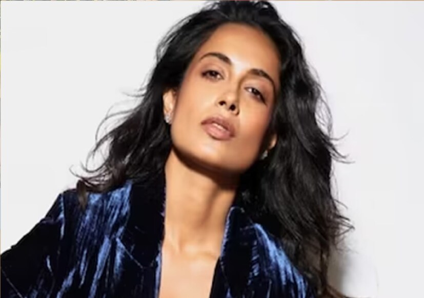 ২০০৭ সালের মিস ইন্ডিয়া সারা জেন ডায়াসের সঙ্গে বিরাট কোহলির সম্পর্কের গুঞ্জন ছড়ায়। মনে করা হয়, তিনিই কোহলির প্রথম প্রেম। তবে সে সম্পর্ক টেকেনি। দুডনেই এত ব্যস্ত ছিলেন যে কেউ কাউকে সময় দিতে পারছিলেন না। 