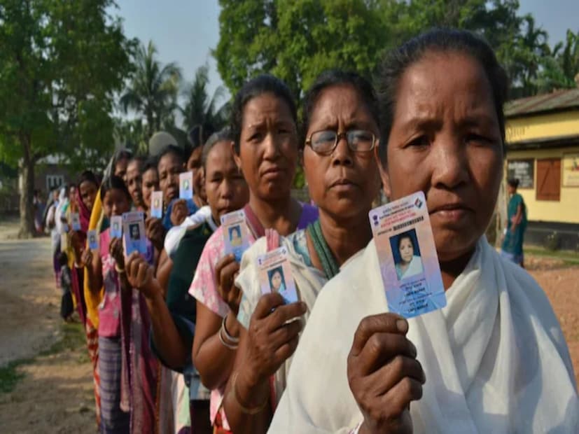 রাজ্যেও লোকসভা ভোট শুরু হতে চলেছে প্রথম দফা থেকেই। নির্বাচন কমিশন নোটিফিকেশন জারি করে জানিয়ে দিয়েছে কবে কোথায় ভোট। আপনি যদি এখনও আপনার এলাকার ভোটের তারিখ না জেনে থাকেন তবে এই প্রতিবেদনটি আপনার জন্য।