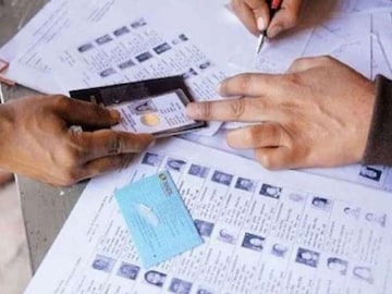 বিয়ের পরে মহিলাদের কি Voter Card-এ ঠিকানা বদলাতে হবে ? দেখে নিন সহজ পদ্ধতি বিয়ের পরে মহিলাদের কি Voter Card-এ ঠিকানা বদলাতে হবে ? দেখে নিন সহজ পদ্ধতি