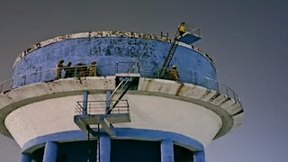 জল ট্যাঙ্কের উপরে ওটা কে?