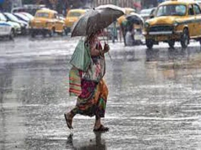 আগামী, দু-ঘন্টায় পূর্ব বর্ধমান, মুর্শিদাবাদ এবং বীরভূম জেলার বজ্রবিদ্যুৎ-সহ হালকা থেকে মাঝারি বৃষ্টির সঙ্গে ৩০ থেকে ৪০ কিলোমিটার গতিবেগে দমকা ঝোড়ো হাওয়া বইবে।